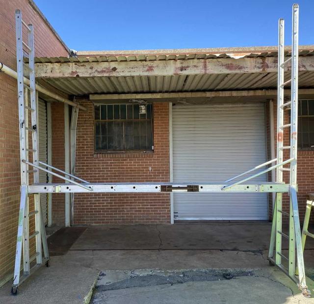 60Lx171Wx150H Louisville Scaffold Ladder and Scaffold Board 171Lx32Wx5H